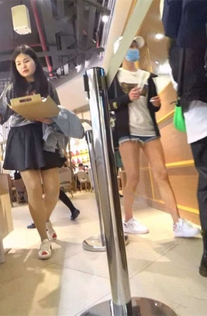 超短牛仔热裤性感小美女