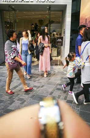 身材高挑的长裙气质美女