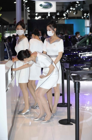 【街拍心灵】车展礼仪肉丝街拍美腿高跟