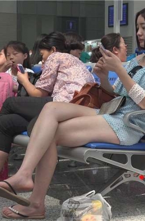 4k-候车室内的美足人字拖妹子，小脚丫很漂亮。
