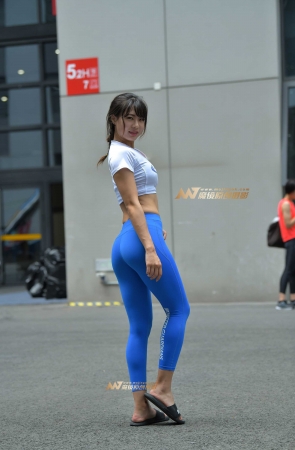 可爱的蓝色小姐姐