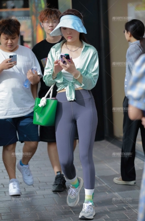 绿包瑜伽裤美眉