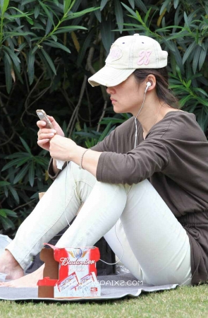 街拍鸭舌帽紧身白裤美妇