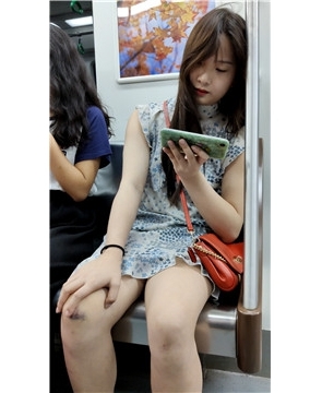 街拍看手机的连衣裙小妞 [717 MB/mp4]