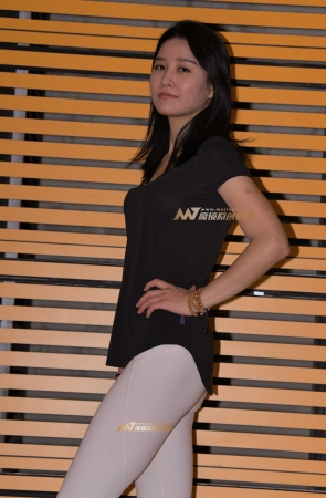 搭讪白色紧身裤少妇