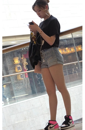 丰腴热裤小姐姐