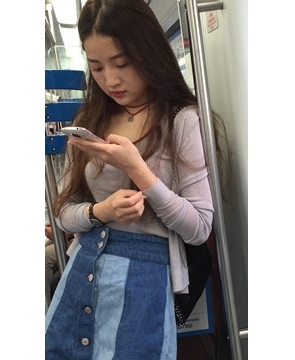 丰满长发牛仔裙美女，就这么一动不动的玩手机，任你摄。