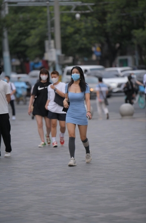 连体紧身包臀裙美女