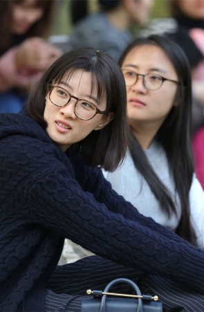 No1303 纯纯的女孩长裤下穿着长丝，想必还是有颗火辣的心