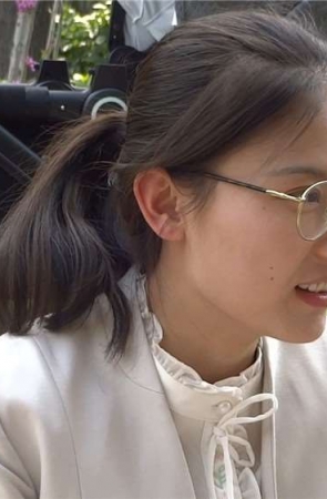 斯文眼镜妹的肉色丝袜美足，恨不得扑上去狂舔一番 [567 MB/MP4]