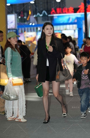 超薄黑丝韵味轻熟辣妈 [18P]