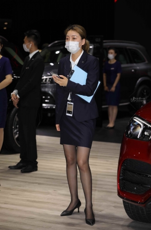 罕见奔驰销shou大高个长tui黑丝街拍高跟气质好