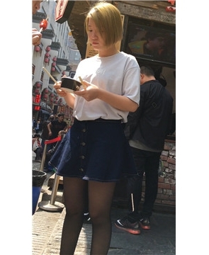 喜欢吃臭豆腐的黑丝牛仔短裙美女，黄发看起来有点野。