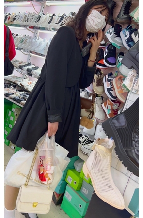 黑色连衣裙美女