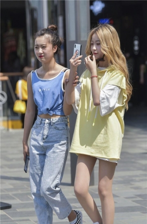 肉丝小美女，谁撕破了你的丝袜3A041[23P-41.6M]