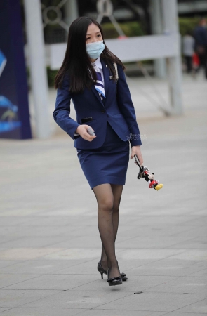 【街拍心灵】车展销 售顾问黑丝街拍高跟美腿制服