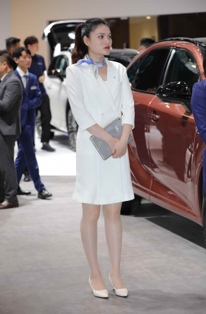 【街拍心灵】雷克萨斯品牌大使肉丝街拍高跟制服