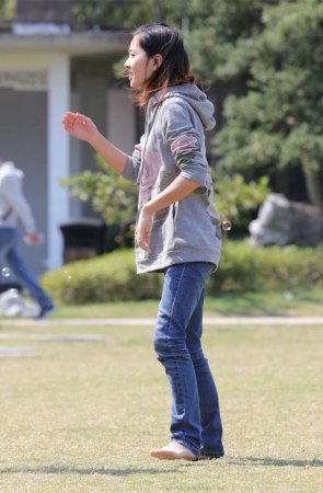 No96 丝足赤脚溜草地的女神