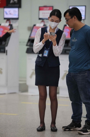 【街拍心灵】机场地勤黑丝街拍制服美腿