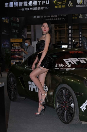 街拍大长腿性感模特