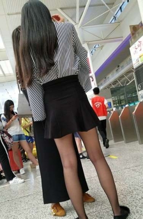 4k超清，黑丝袜短裙娇小可人小姐姐真是太漂亮了。