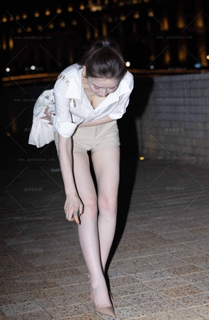 8.3-1 201P 网红车模敏敏白衬衣短裤外滩上篇