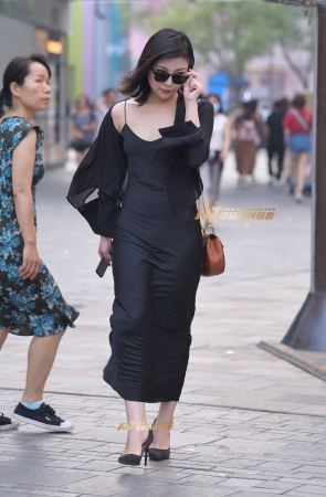 高雅黑裙性感少妇