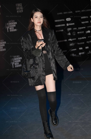 一副冷眼迷人的面孔 240425-11-73 14P