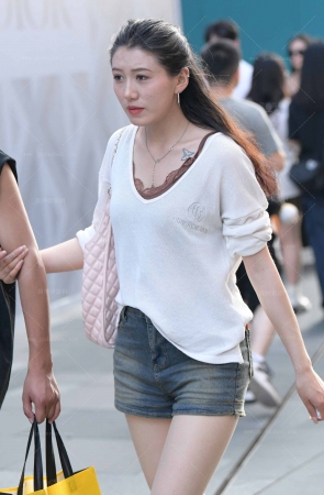 2484-7=57√丝袜，热裤，邻居美女 10P