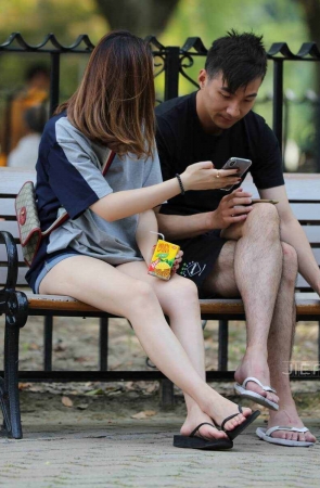 小姐姐的白皙玉腿，颜值也很不错。