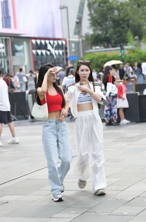 红色露肚脐上衣··