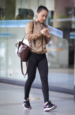 去阿迪买紧身裤的美眉