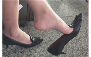 车站偶遇性感美腿的少妇，挑着小高跟鞋给玉足透透气。