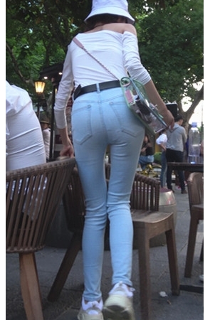 戴帽子的可爱蓝牛小仙女[588M/MP4]