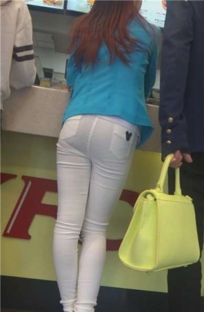 街拍蓝色衣服紧身白裤高跟少F [1.18 GB]