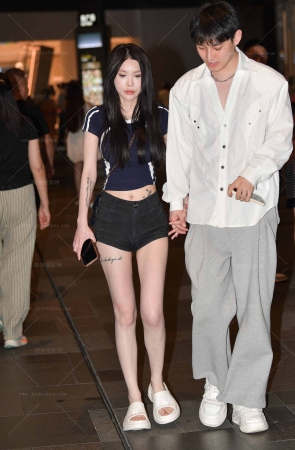 24811-1=31√热裤大白腿女友 12P