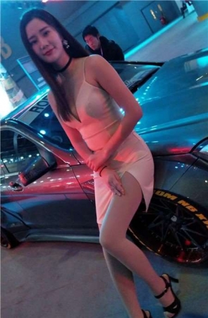 4k-甜美笑容的大长腿美女性感车模