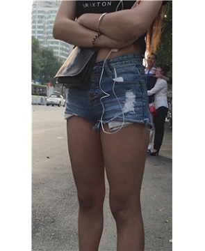 街拍性感小蛮腰性感短热裤靓丽美女 [3.74 GB]