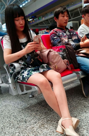 丝足高跟美女火车站