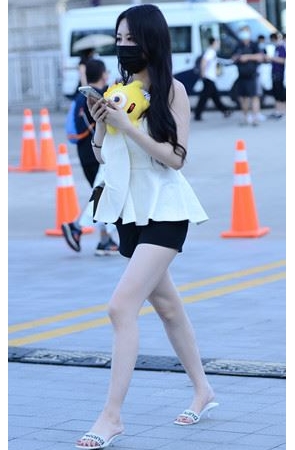 戴着黑色口罩的漂亮美女(35P)