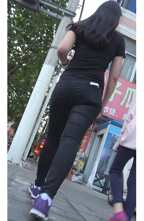 黑衣黑牛仔妹子