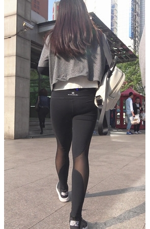 紧身运动黑裤大姐姐[2.27G/MP4]