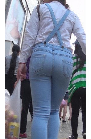 丰满紧身牛仔背带妹子