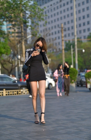 连体裙短发美女