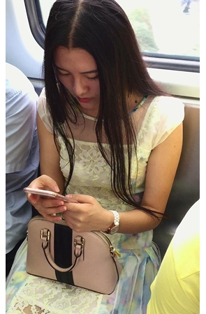 地铁偶遇甜美公主裙美眉