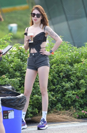 24616-15=75√夏日热裤小背心女生 16P