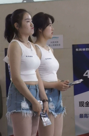 热裤丰满性感的两美女小姐姐