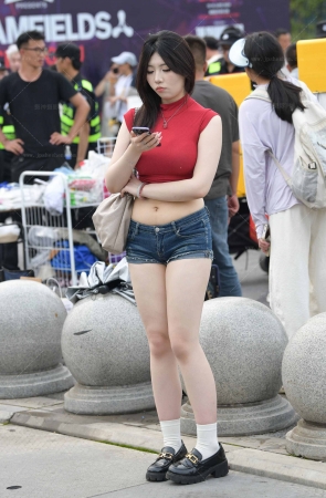 24615-16=96√白白净净的微胖热裤女生【套图➕视频】 14P