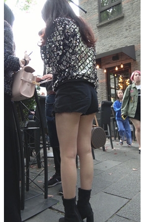 黑色热裤丰腴美女[1.39G/MP4]