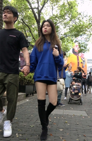 蓝色卫衣长靴美腿姑娘